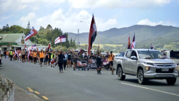 05_LAND_BACK!__image_01