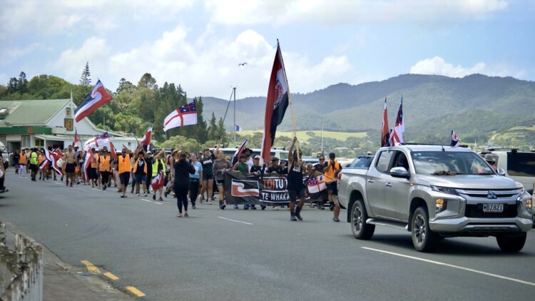 05_LAND_BACK!__image_01